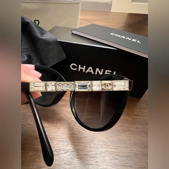 Chanel polarized sunglasses with Swarovski crystals - Picture 6 of 11